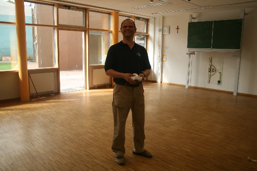 schulboden schreinermeister willi kühberger weiß was dem schulboden gut tut und ihn lange glänzen lässt er sein team bringen die strapazierten böden wieder in don boscoschule passau 20082009 schulboden schreinermeister willi kühberger weiß was dem schulboden gut tut und ihn lange glänzen lässt er sein team bringen die strapazierten böden wieder in don boscoschule passau 20082009