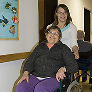 Iljana bei der Betreuung von älteren Menschen