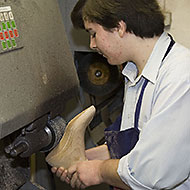 Toni bei der Arbeit für orthopädische Schuhe