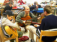 Gitarrenuntericht in der Tagesstätte